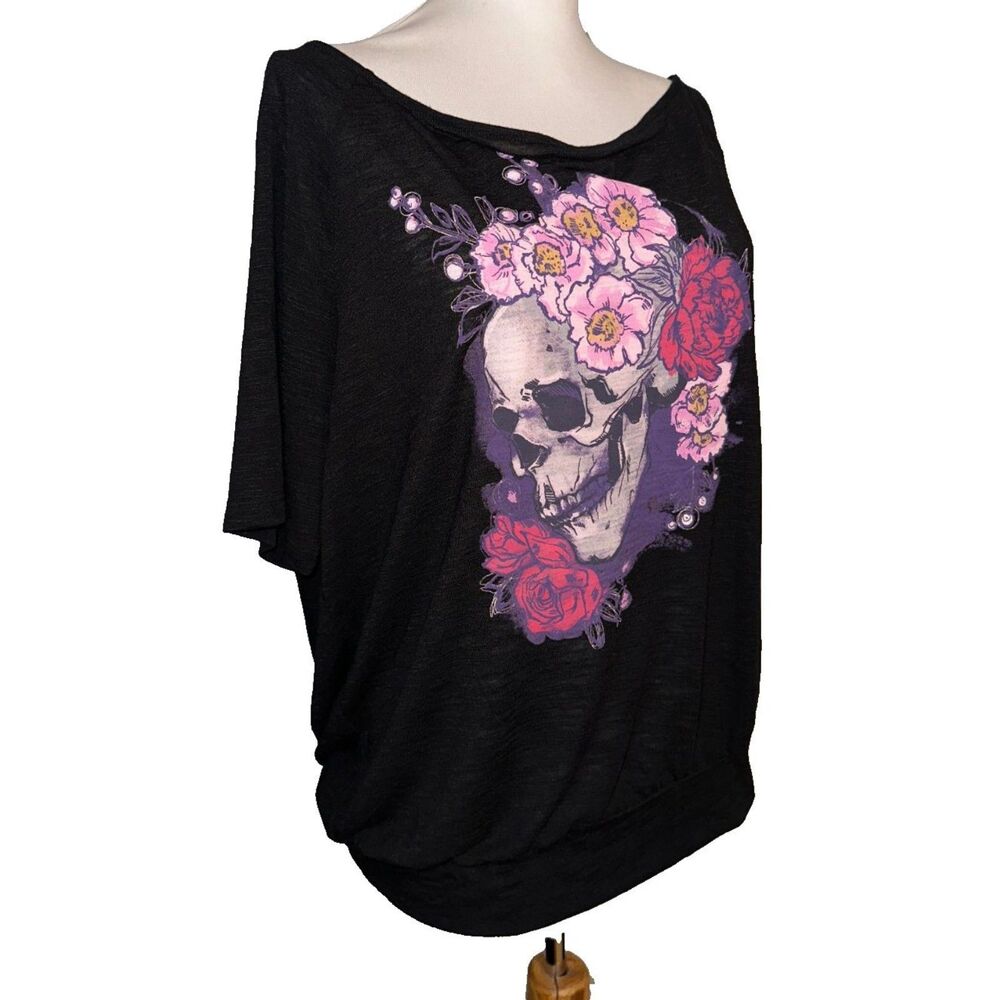 Torrid Black Skull w/ Pink Roses Super Soft Off-Shoulder Short Sleeve Top Size 0 - Picture 3 of 5
